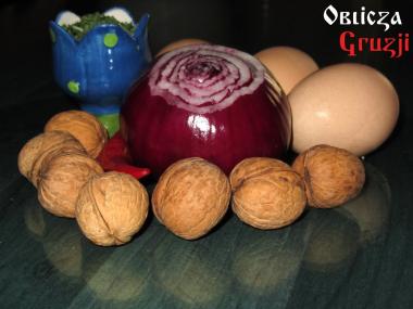 Produkty do jajecznicy po gruzińsku - jajka, orzechy, cebula, papryczka