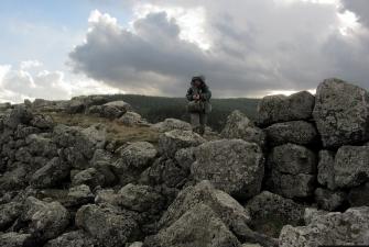Na murach cyklopowych w okolicy Avranlo, Gruzja (lekki deszcz w kurtce Taghia)