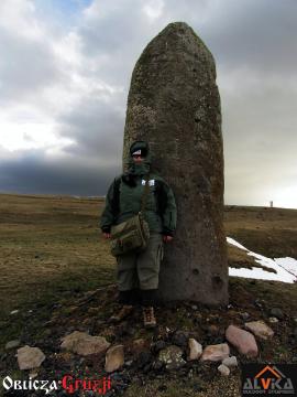 Starożytny menhir na przełęczy Tikmatashi, Gruzja (w kurtce Taghia, Alvika)