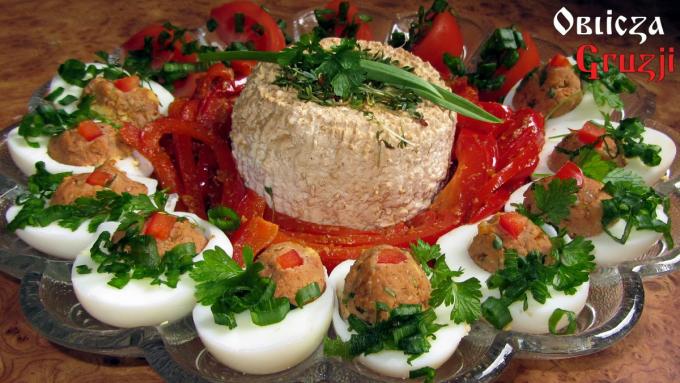 Jajka faszerowane orzechami z papryką i pomidorami