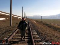 Anna na torach starej linii kolejowej przy Paravani, Gruzja (w kurtce ... Anna na torach starej linii kolejowej przy Paravani, Gruzja (w kurtce Taghia)