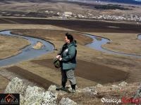 Anna na tle pól i wijącej się rzeki Ktsia-Khrami, Gruzja (w kurtce Tag... Anna na tle pól i wijącej się rzeki Ktsia-Khrami, Gruzja (w kurtce Taghia)